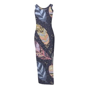 Détail d'une robe bohème sans manches bleu marine avec fronces et fente latérale haute