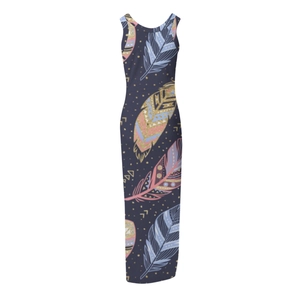 Détail de l'imprimé plumes bohème sur la robe longue sans manches bleu marine ajustée