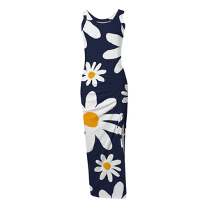 Détail de la fronce à cordon et de l'imprimé marguerites sur la robe sans manches bleue
