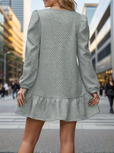 Salbeigrüne langärmelige gesteppte Minikleid mit Rüschensaum und Rautenmuster