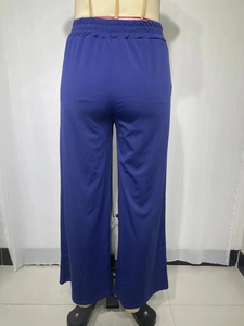 Dettaglio della fascia elastica in vita dei pantaloni larghi blu scuro per un fit comodo