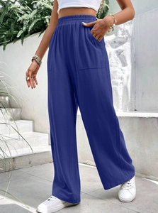 Dettaglio di pantaloni larghi blu navy con vita alta elastica e tasche laterali