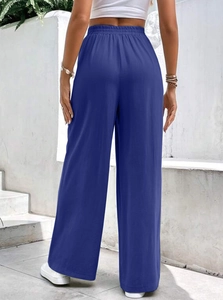 Vista posteriore dei pantaloni casual blu navy a gamba dritta con vita elasticizzata