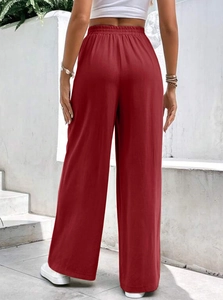 Vista posteriore di pantaloni ampi rosso cremisi con vita elastica molto confortevole