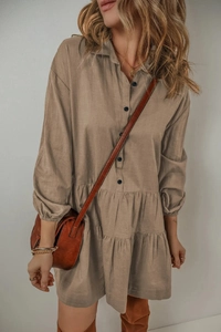 Détail d'une robe à volants kaki avec col chemise, boutons et poignets élastiques