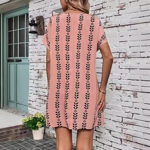 Vue arrière d'une robe d'été rose avec imprimé géométrique noir et manches chauve-souris