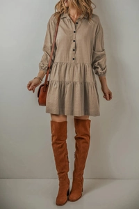 Détail de robe chemise kaki à manches longues avec boutons et ourlet à volants étagés