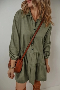 Détail d'une robe chemise vert olive montrant la texture du tissu et les manches lanternes