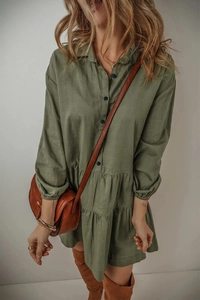 Détail d'une robe chemise vert olive à manches longues avec ourlet volanté et boutons
