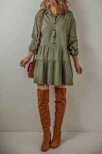 Robe chemise olive à manches longues avec jupe à volants et détails de boutons devant