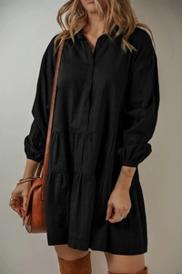 Détail de la robe chemise noire montrant la texture et la jupe à trois épaisseurs