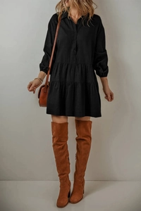 Détail de la robe chemise noire à volants avec col classique et boutonnage avant