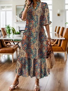 Robe longue bohème à col en V avec imprimé cachemire et ourlet à plusieurs niveaux