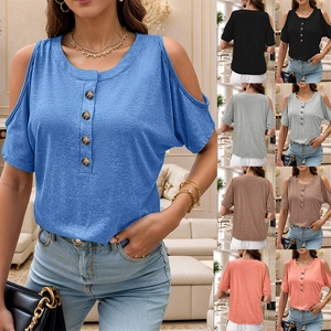Camiseta de mujer con hombros descubiertos, cuello redondo con botones y tejido suave