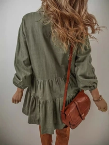 Robe à manches longues à plusieurs niveaux vert olive au style rétro minimaliste d'automne