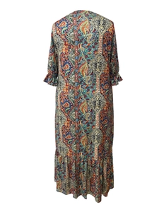 Détail du dos d'une robe longue avec imprimé cachemire et ourlet à volants élégant