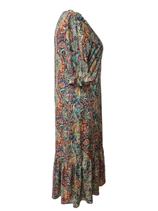 Vue détaillée d'une robe cachemire colorée avec ourlet volanté et motifs ethniques