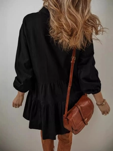 Robe courte noire à manches longues et volants pour femmes avec une coupe élégante