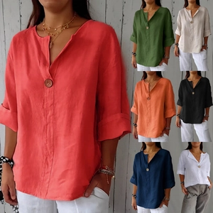 Detalle de la blusa de algodón y lino con cuello en V, botón y opciones de color