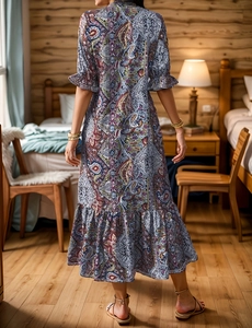 Détail de robe bohème à motif paisley avec ourlet à volants et tissu léger fluide