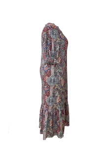 Vue détaillée de l'imprimé paisley avec poignets élastiques et ourlet à volants