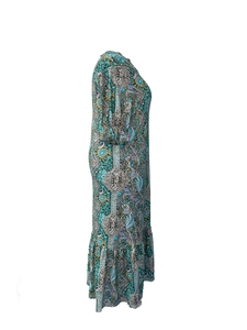 Détail de la robe à imprimé cachemire avec ourlet à volants et texture fluide