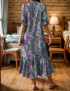 Vue arrière d'une robe midi bohème à imprimé paisley avec détails de manches à volants
