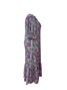 Détail de l'imprimé paisley violet sur une robe maxi à col en V et manches bouffantes