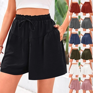 Détail du short taille haute à jambes larges avec taille plissée élastique et cordon