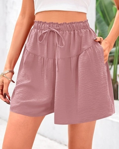 Détail du short d'été à taille haute avec cordon de serrage élastique et poches latérales
