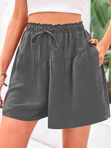 Détail de la taille haute élastique avec cordon de serrage sur ce short de plage gris