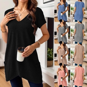 Détail d'un t-shirt à col en V pour femmes avec ourlet courbé et poches latérales pratiques
