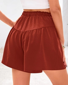 Détail arrière du short d'été rouge rouille avec taille élastique et texture soyeuse