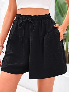 Détail d'un short décontracté noir à taille haute avec cordon élastique et poches latérales