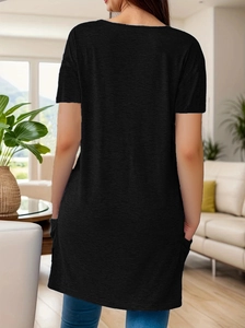 Vue détaillée du dos d'un t-shirt long noir à manches courtes avec poches latérales