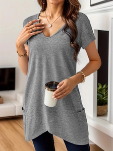T-shirt femme à col en V avec poches latérales en gris chiné et ourlet arrondi élégant