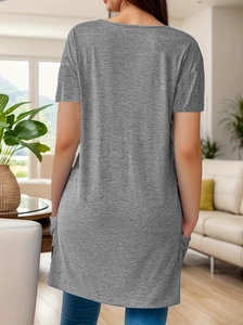 Vue arrière d'un t-shirt long gris décontracté avec poches latérales et texture en maille douce
