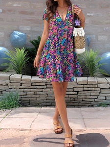 Robe courte bohème à fleurs col V avec manches courtes et jupe à volants