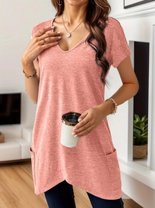 Robe T-shirt rose à col en V avec poches pratiques et ourlet irrégulier pour femme