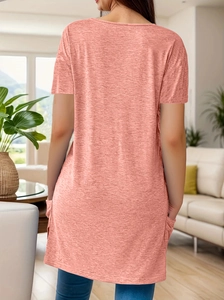 Vue arrière d'un long t-shirt rose corail pour femmes avec poches dans un salon chic
