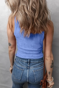 Vue de dos d'un débardeur en maille côtelée bleue associé à un jean taille haute bleu