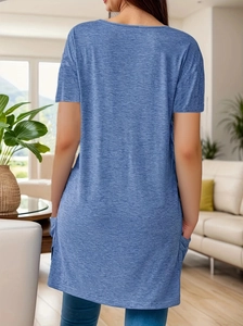 Détail de la texture chinée bleue et des poches latérales sur la vue arrière du t-shirt