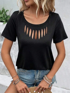 Dettaglio di una maglietta nera a maniche corte con un esclusivo scollo cut-out a intaglio