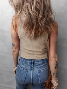 Vue arrière d'une femme portant un débardeur en maille kaki et un jean bleu