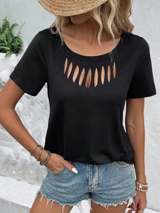 Dettaglio della maglia nera a maniche corte con elegante design cut-out sullo scollo