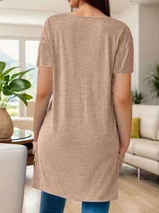 Détail d'un t-shirt décontracté à manches courtes avec poches latérales et coton doux