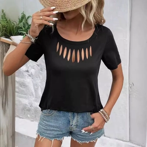 T-shirt nera da donna a maniche corte con elegante scollo cut-out e vestibilità casual