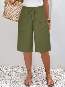 Bermuda femme vert olive en lin avec taille élastique à cordon et poches à rabat chic