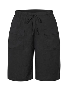 Détail du short décontracté noir avec taille élastique à cordon et grandes poches à rabat