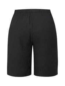 Détail du short noir en coton et lin avec taille haute élastique et texture de tissu